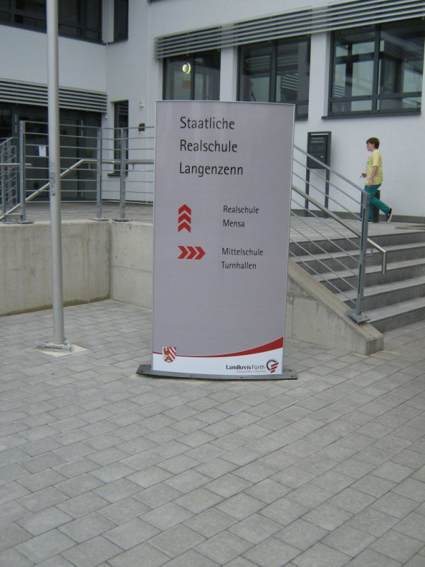 pylon hinweisschild staatliche realschule langenzenn - FIRMENSCHILDER