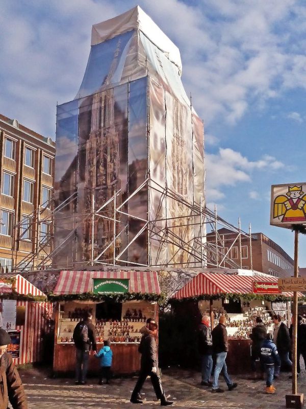 xxl banner am schoenen brunnen in nuernberg waehrend der restauration - GROSSFORMATDRUCK